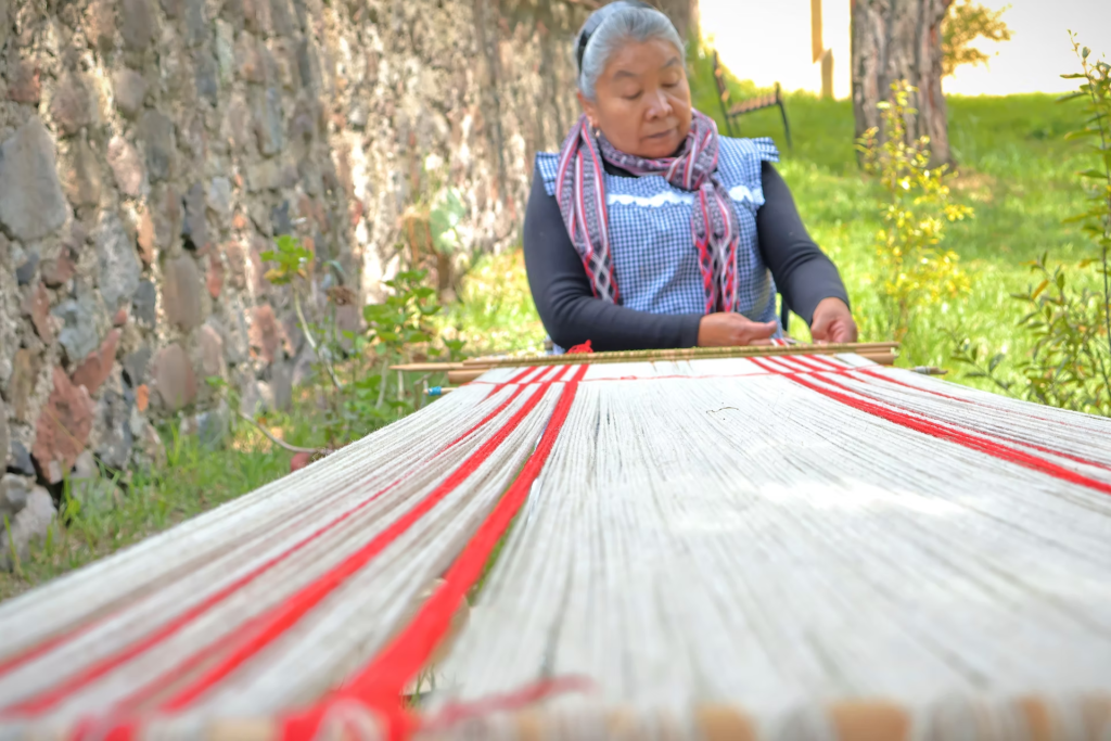 Para la artesana Reyna, el enseñar el teñido de tela y la elaboración de prendas artesanales es una herencia ancestral